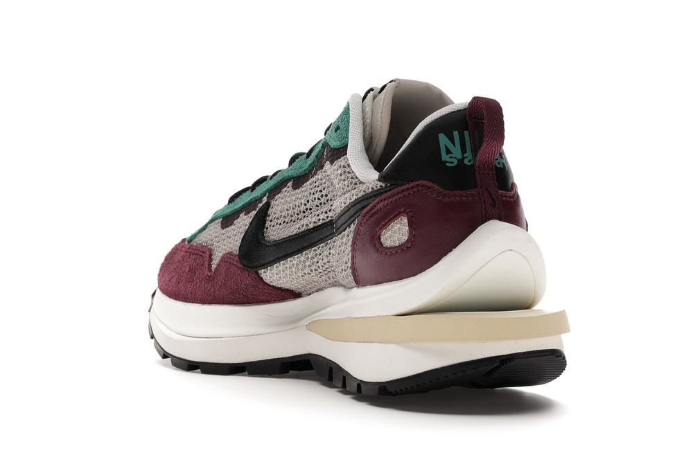 Nike Vaporwaffle sacai Villain Red Neptune Green